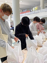 写真：食品セット配布の様子