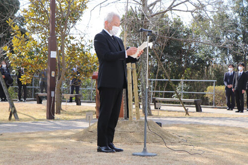 写真：追悼の言葉を述べる児玉善郎学長