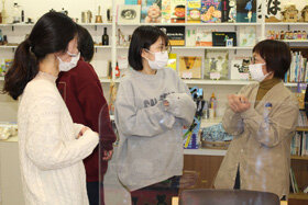 写真：学生と話をする市野恵さん