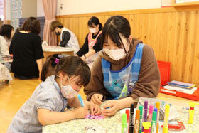 写真：塗り絵を楽しむ子ども