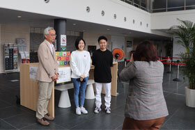 写真：取材を受ける千頭聡教授と溝口綾子さんと和田渉夢さん