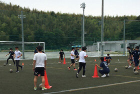写真：指導プログラムでサッカーをしている様子