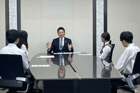 写真:座談会の様子