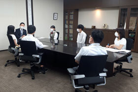 写真:座談会の様子