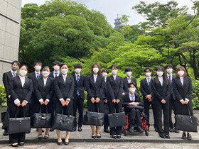 写真：スーツを着た学生たちの集合写真