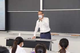 写真：講義をする花田勝重市長