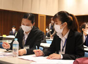 写真:熱心に話を聞く学生たち