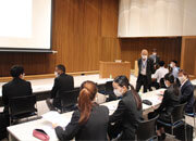 写真:熱心に話を聞く学生たち