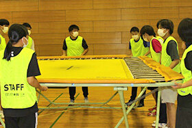 写真：準備をする学生たち