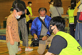 写真：子供をサポートする学生