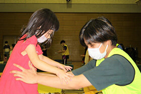 写真：子供をサポートする学生