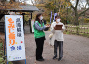 写真：「高遠城址もみじ祭り」の看板横でのアンケート調査の様子