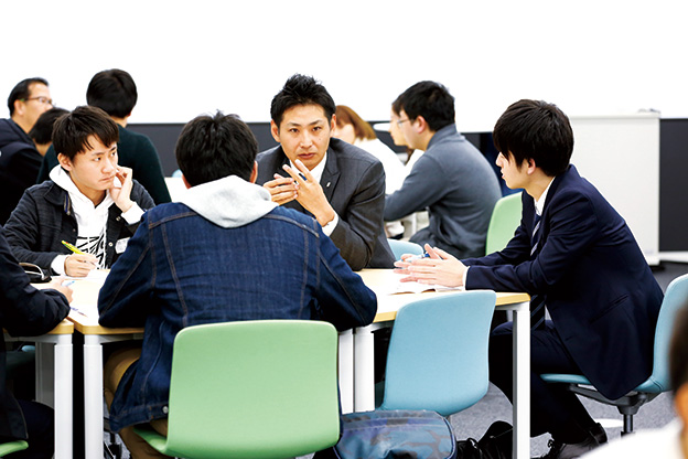 写真：経済学部の学びの風景