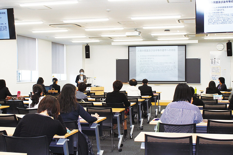 写真：進路に向けての講義の様子