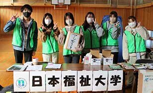 写真:日本福祉大学のデスクでの集合写真