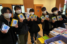 写真:物品を手にした学生たち