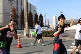 写真：ランナーとして参加する本学教職員
