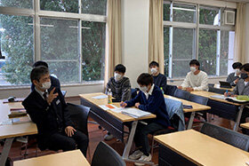 写真:愛知県職員の方にコメントをいただく様子