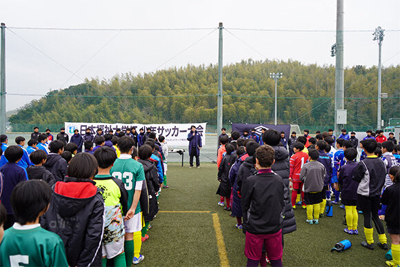 写真：大会の試合前に集合している様子