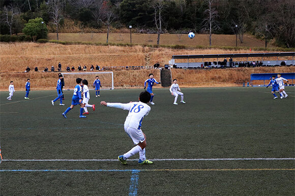 写真：サッカー大会の試合中の様子