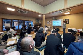 写真：和室での成果報告会の様子