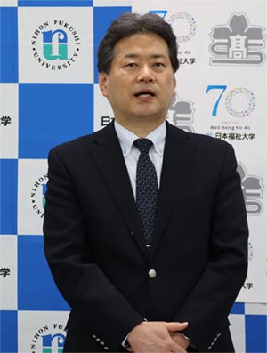 挨拶を述べる原田 正樹　学長