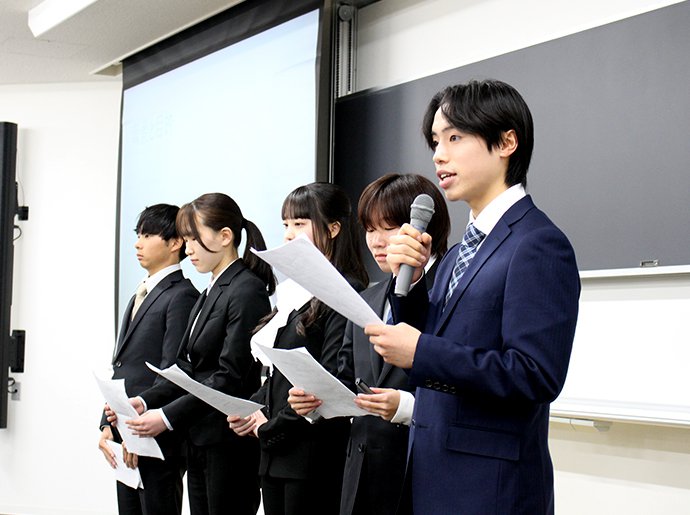 写真：檀上に立つ発表者