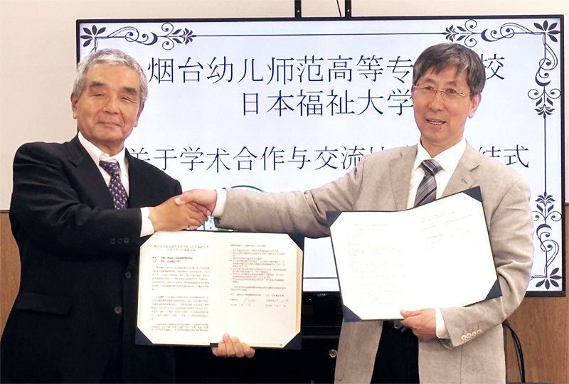 写真左:丸山悟理事長、写真右:蔡润圃煙台幼児師範学校書記 写真左:丸山悟理事長、写真右:蔡润圃煙台幼児師範学校書記