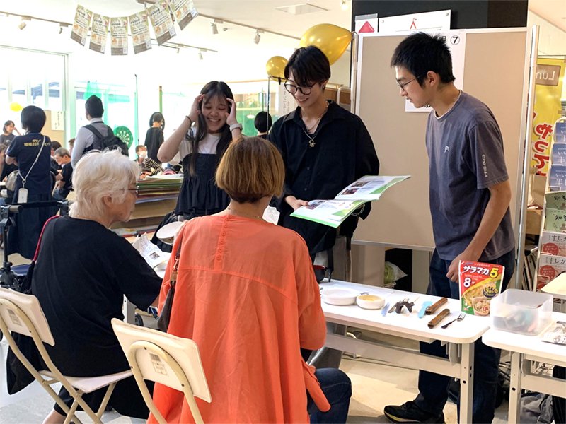 福祉用具の特徴を説明する学生
