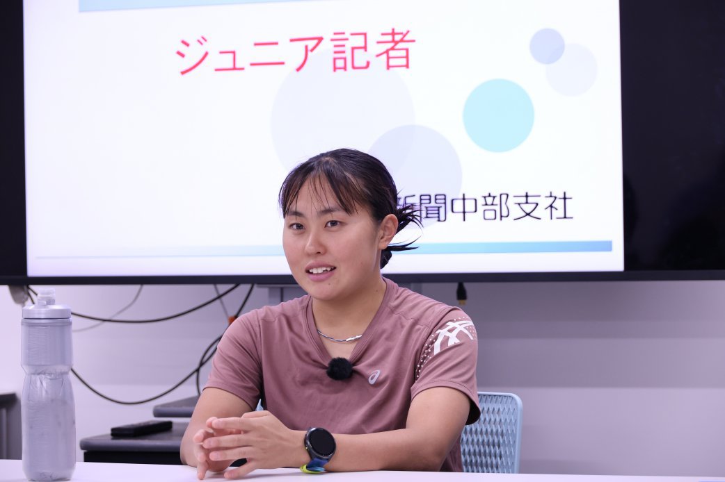 ジュニア記者のインタビューに答える林愛望選手