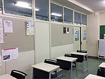 写真：新しいものに更新された教室の机と椅子