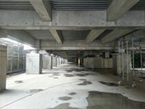 写真：4階部分の床（コンクリート）を敷設中の東海キャンパス