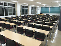 写真：照明がLED化された中教室