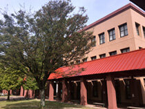 写真：校舎の外観と塗り替えられた回廊