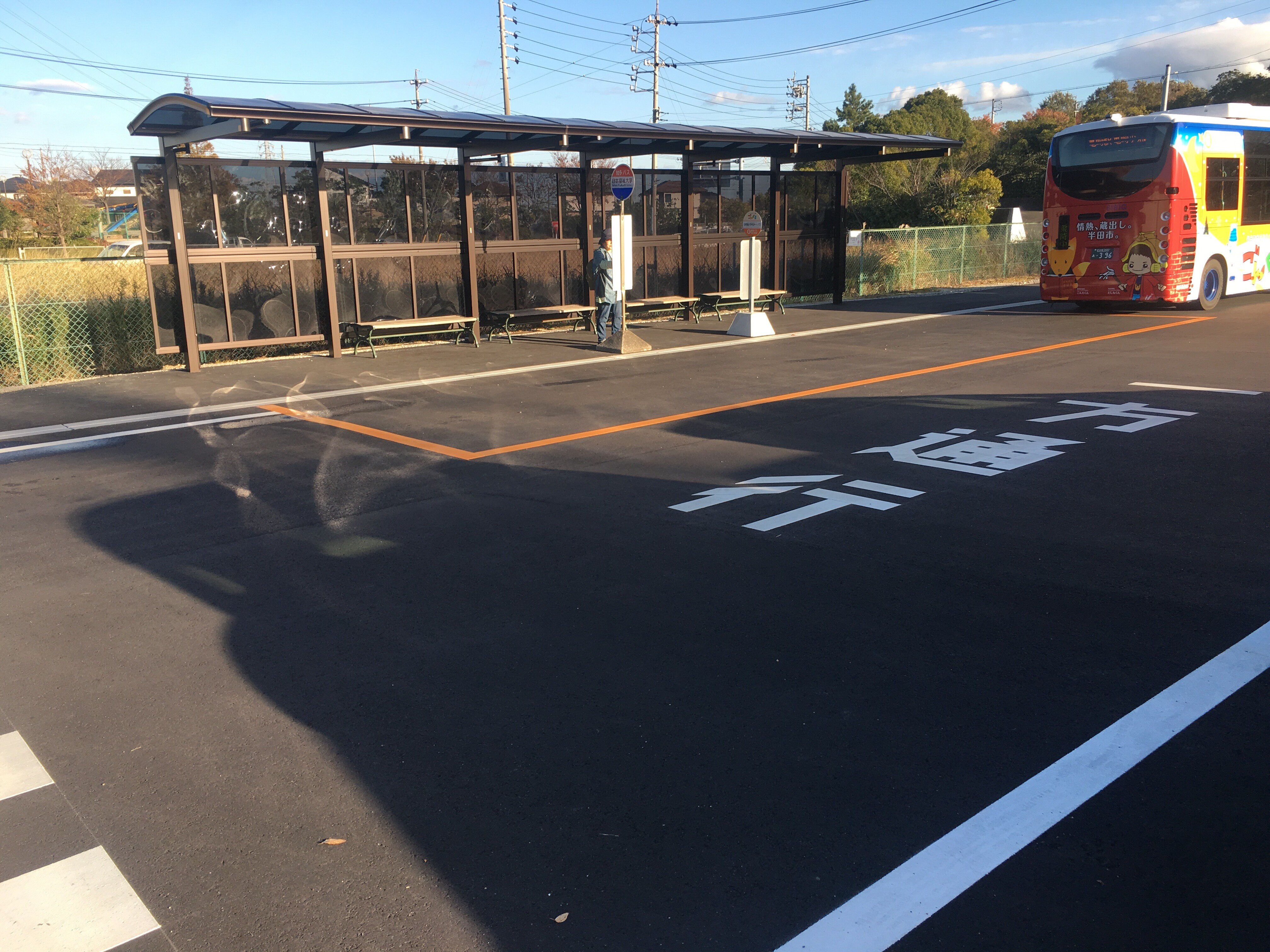 写真：整備後バス停として利用されている南駐車場（ベンチ側を撮影）