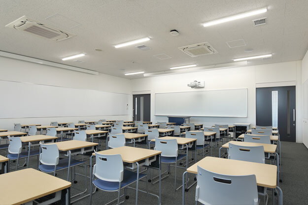 写真：右斜め後方から撮影された館内の教室