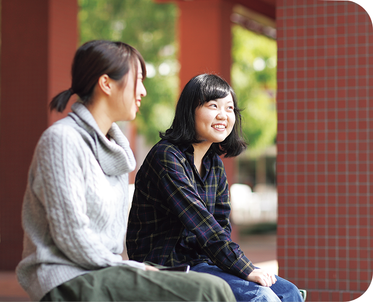 写真:2人の女子学生がキャンパスにいる風景