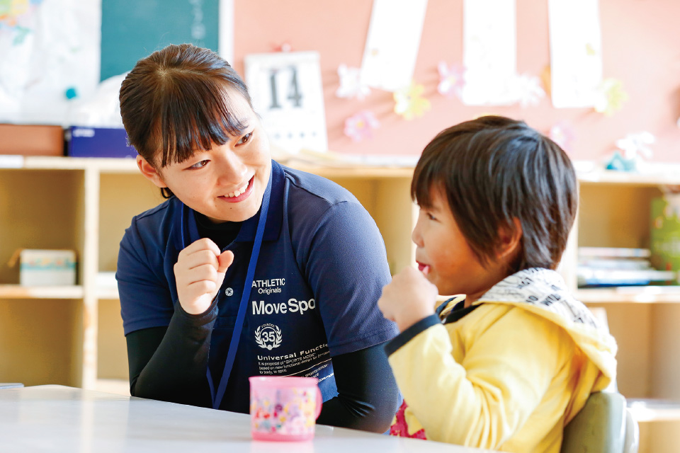 写真：子どもとのインターンシップの様子