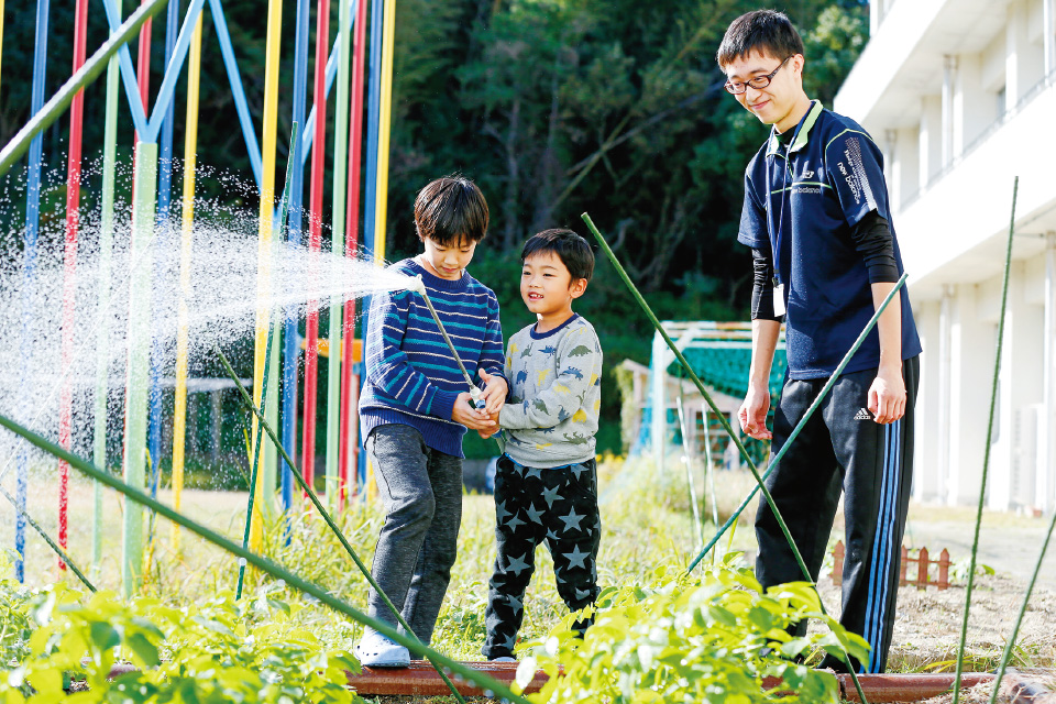 写真：子どもたちとのインターンシップの様子