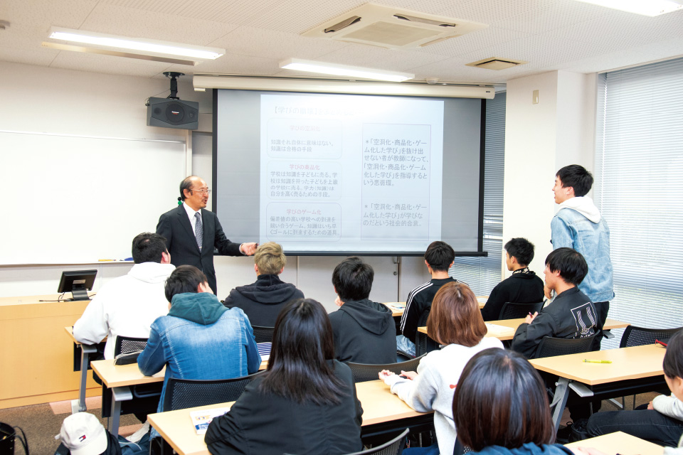 写真：学校教育モデルの講義の様子