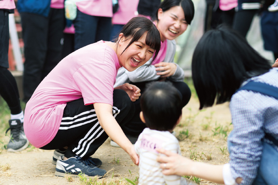 写真：子供とのふれあい