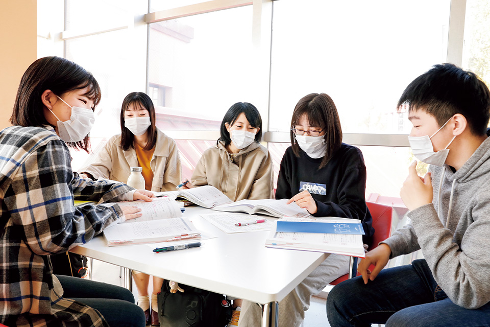 写真：国家試験対策の向けての学生同士の学び合い