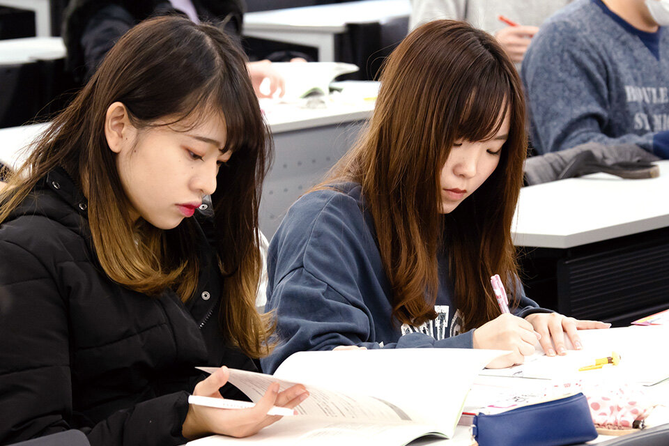 写真：検定試験の勉強をする学生たち