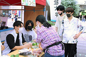 写真：野菜を売る学生たち