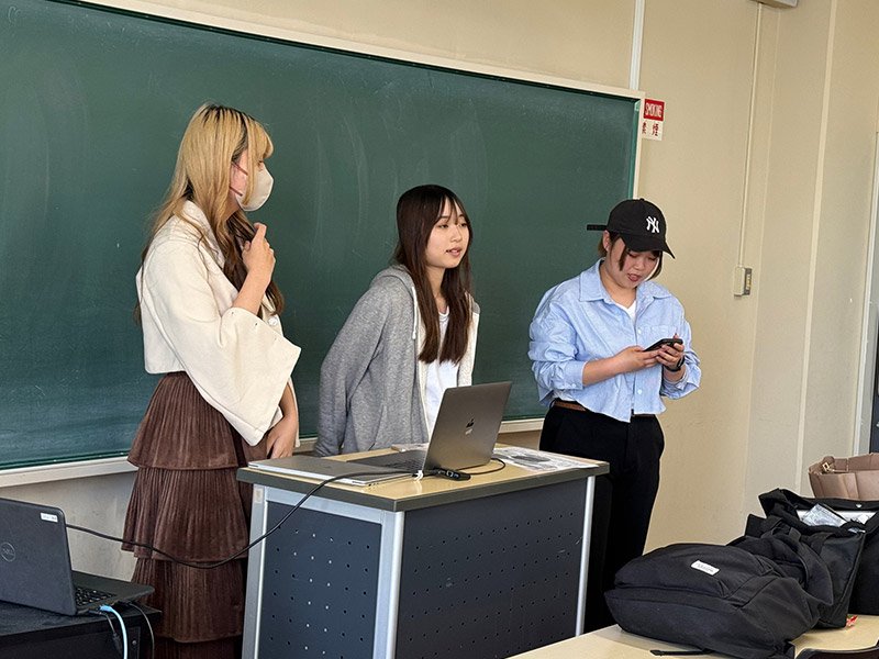 野尻ゼミ生による「ふぁみ基地」の活動説明 野尻ゼミ生による「ふぁみ基地」の活動説明