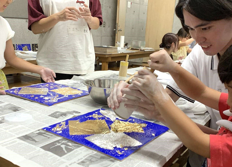 子どもたちの体験をサポートする松下ゼミの学生