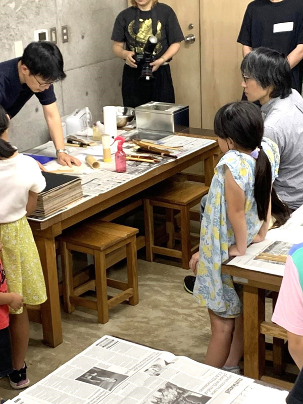 砂子（すなご）の説明する松下教授