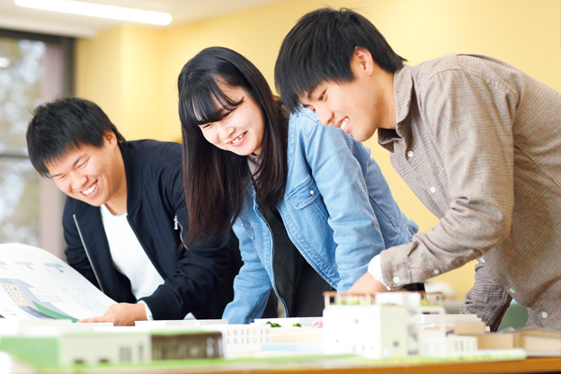 写真:4年間の学びの風景
