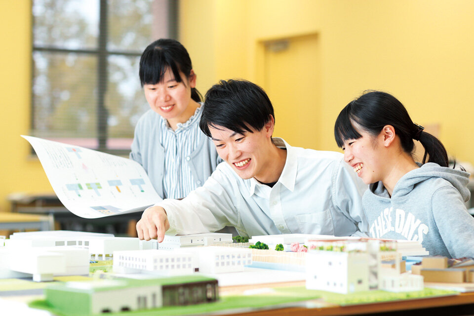 写真：模型製作室での授業風景