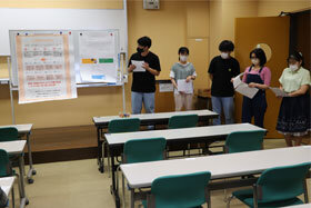ポスター作成の様子 ポスター作成の様子